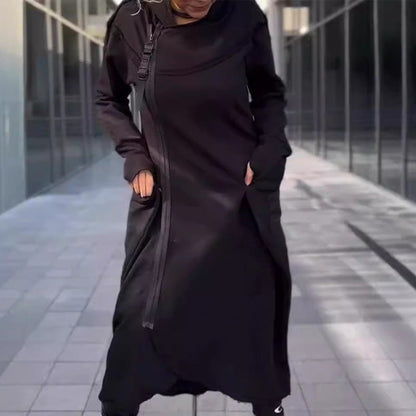 Elegáns ruha kapucnival és mély zsebbel